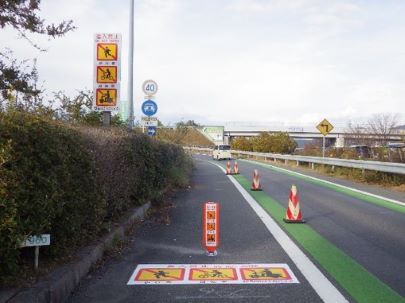 看板および路面標示による対策